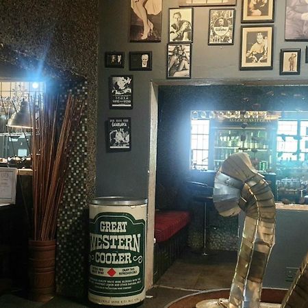 44 On Ennis Guest Lodge And Restaurant - No Load Sheddding Ermelo Bagian luar foto