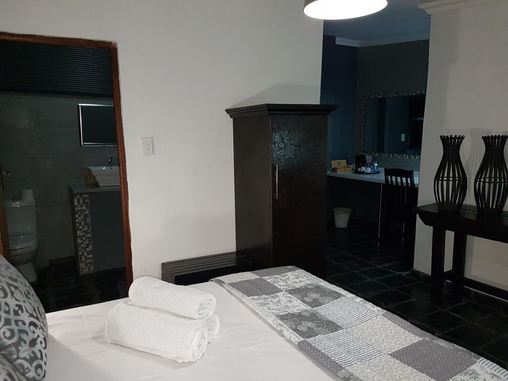 44 On Ennis Guest Lodge And Restaurant - No Load Sheddding Ermelo Bagian luar foto